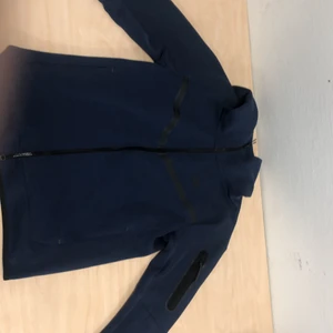 Nike tech fleece storlek S - Jag köpte den för typ 4 månader sen. Finns inget kvitto dock. Kan mötas upp nästan vart som helst i Stockholm. 