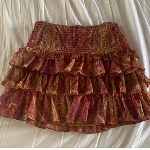 Jätte snygg zara kjol i stl xs - Köp inte direkt skriv till mig först!!!? Den är iaf i jätte bra skick och nästan aldrig använd det står att den är såld på en annan lika Dan bild men det var någon som drog sig ur betalningen och kjolens högsta bud ligger på 300kr + frakt just nu 😜😜😍😍🥰