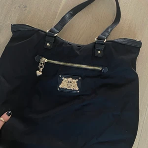 Juicy bag  - Juicy väska, självklart äkta. Hyfsat stor så får plats med mkt saker. 