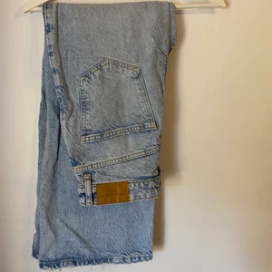Ginatricot Jeans  - Idun petite jeans från Gina. Passar utmärkt om du är runt 160-165 cm. Använda 2 gånger och passar tyvärr inte mig. Ljusblåa med slitna knän🤍