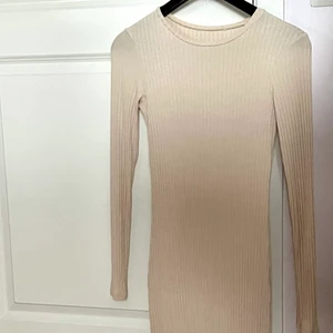 Zalando klänning strl S - lång tajt ribbad klänning. använd en gång. går lite över knälängd välldigt mysig🤍