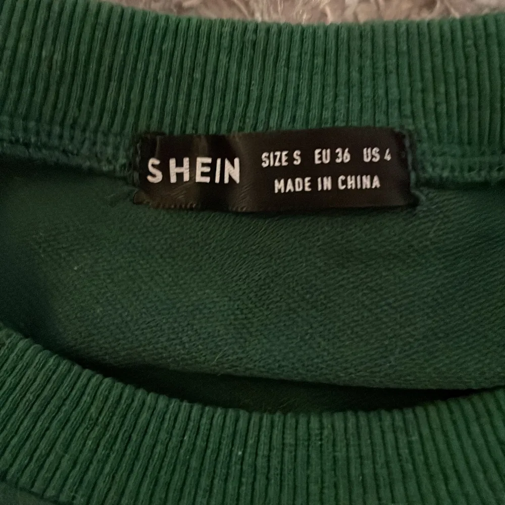 Säljer denna fina tröja från shein eftersom den inte kommer till användning längre, den är väl använd fast fortfarande i fint skick  Ops köpare står för frakt!. Tröjor & Koftor.