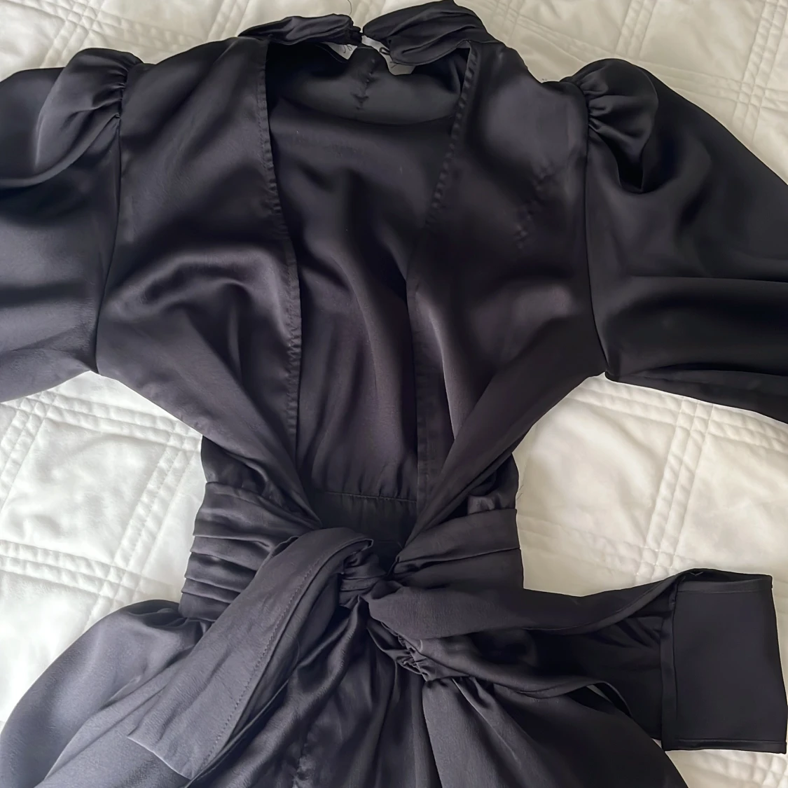 Svart satin klänning - 91