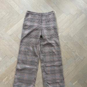 Rutiga kostymbyxor  - Säljer dessa superfina kostymbyxor från Kappahl. Storlek 40 men passar perfekt som lågmidjade för 36/38. Endast använda 2 gånger. Kan mötas upp i Uppsala eller frakta, köparen står för frakt.