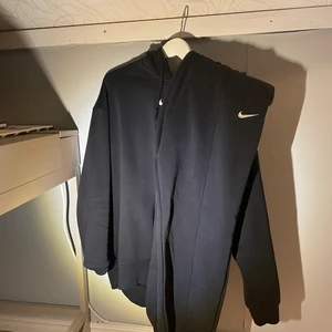 Nike full tracksuit - Säljer nu mitt nike sett, använt ca 3 ggr. Byxorna är är i stl M och hoodien S! Hela settet för 500:-, köpt för 1000:-. Skriv till mig om du vill ha fler bilder!