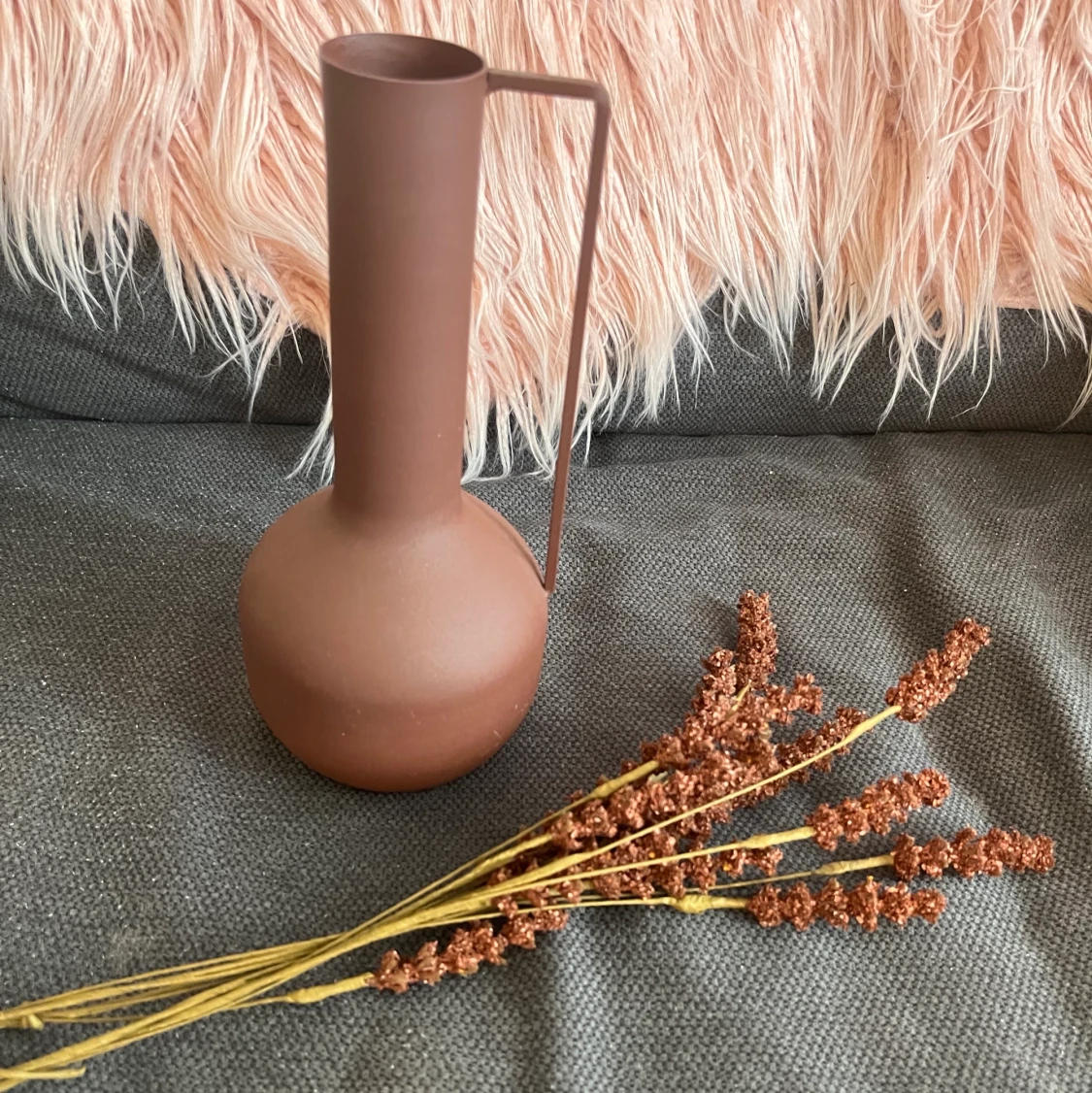 Brun vas + plastblommor