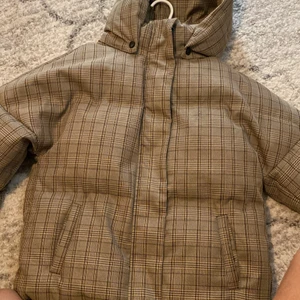 Jacka från nakd  - Jacka från nakd med avtagbar huva  använd några gånger har fått lite vit färg på sig men är fin ändå storlek 38