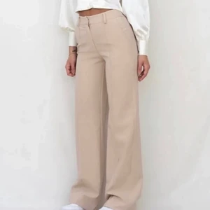 Venderbys kostymbyxor - Säljer nu mina superfina beiga venderbys kostymbyxor som är köpta här på plick💓säljer pågrund av att de inte används men de passar perfekt i storlek på mig som vanligtvis är S💓Storlek S och säljer för 100kr+frakt💓På hemsidan kostar de 399kr🫶🏼(fraktar)