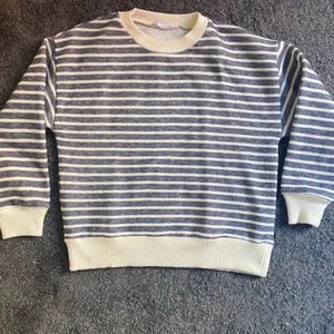 Randig tjocktröja zara - Säljer en jätte skön och mjuk tjocktröja från Zara i storlek S. Använd en gång. Super bra skick! Pris kan diskuteras.☺️