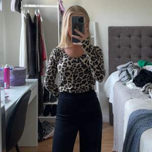 En leopardmönstrad topp från Gina Tricot i storlek S 🐆 Aldrig använd🫶🏼 Den är lite djupare i ryggen 🧸 (Modellen är 156 cm lång och bär vanligtvis storlek xs)