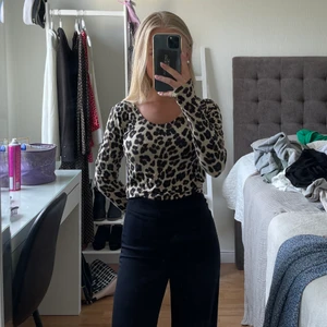 Topp - En leopardmönstrad topp från Gina Tricot i storlek S 🐆 Aldrig använd🫶🏼 Den är lite djupare i ryggen 🧸 (Modellen är 156 cm lång och bär vanligtvis storlek xs)