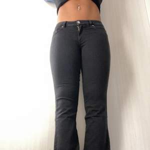 Lågmidjade svarta jeans i storlek 36, använda 2/3 gånger och i perfekt skick🌸💞