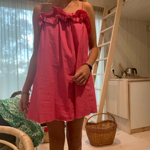 Rosa hm klänning! - Säljer denhär fina hm klänningen som är perfekt att ha vid massa olika tillfällen💓