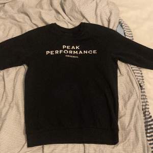 En mörkblå peak performance sweatshirt i storlek 160 cm, ungefär xs. Använd några gånger men fortfarande i bra skick, Inga hål eller så, skick: 8/10