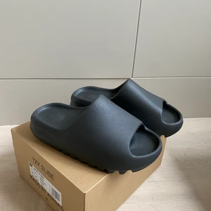 Yeezy slides - Oanvända - strl 39. Yeezys är väldigt små i storleken. (Kvitto finns) 