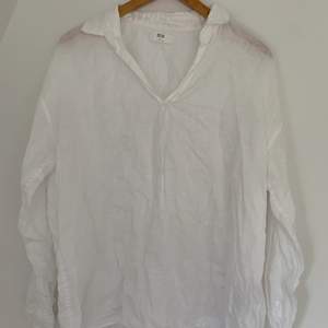 En vit linneskjorta i XL från uniqlo, perfekt som ”strandklänning” eller bara till vardags. Använd endast två gånger. Stryks självklart innan jag skickar den! Kan fixa fler bilder vid behov