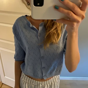 Gullig topp  - Säljer en så himla fin topp ifrån zara❤️❤️Är i toppenskick då den tyvärr inte kommit mycket till användning. Är i storlek L då den är väldigt liten i storlek. På mig är det som S❤️❤️Tröjan finns kvar ej såld, kan köpas för 150 plus frakt 