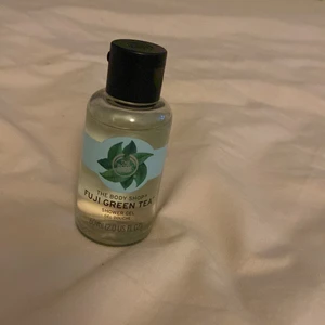 Fuji green tea showr gel - Oanvänd shower gel från the body shop i doften Fuji green tea. Säljer för att jag inte gillar doften. Köparen står för frakten som är 26kr