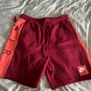 Nike air shorts - Nike mjukis shorts med fickor där framme. Finns en ficka på baksidan med dragkedja. I mycket bra skick använda max 1 gång. Storlek L.