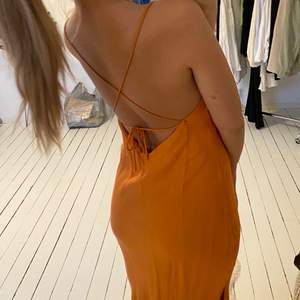 Lång orange klänning med sä fin rygg!!