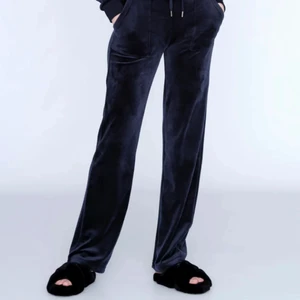 Juicy  - Jag söker efter juicy-byxor och vill helst ha röda,gröna eller mörkblåa☺️ kontakta mig gärna med bilder på byxorna och hur stora dom är☺️ (helst XXS,XS eller S😀 Kan inte mötas upp