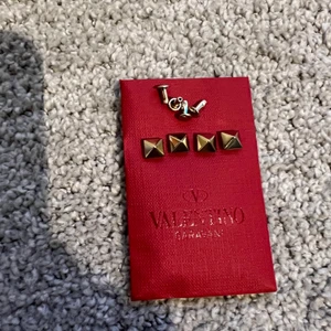 Valentino nitar  - Extra valentino nitar i guld som säljs för 200 kr/styck❤️❤️⭐️⭐️ 3 kvar nu!!
