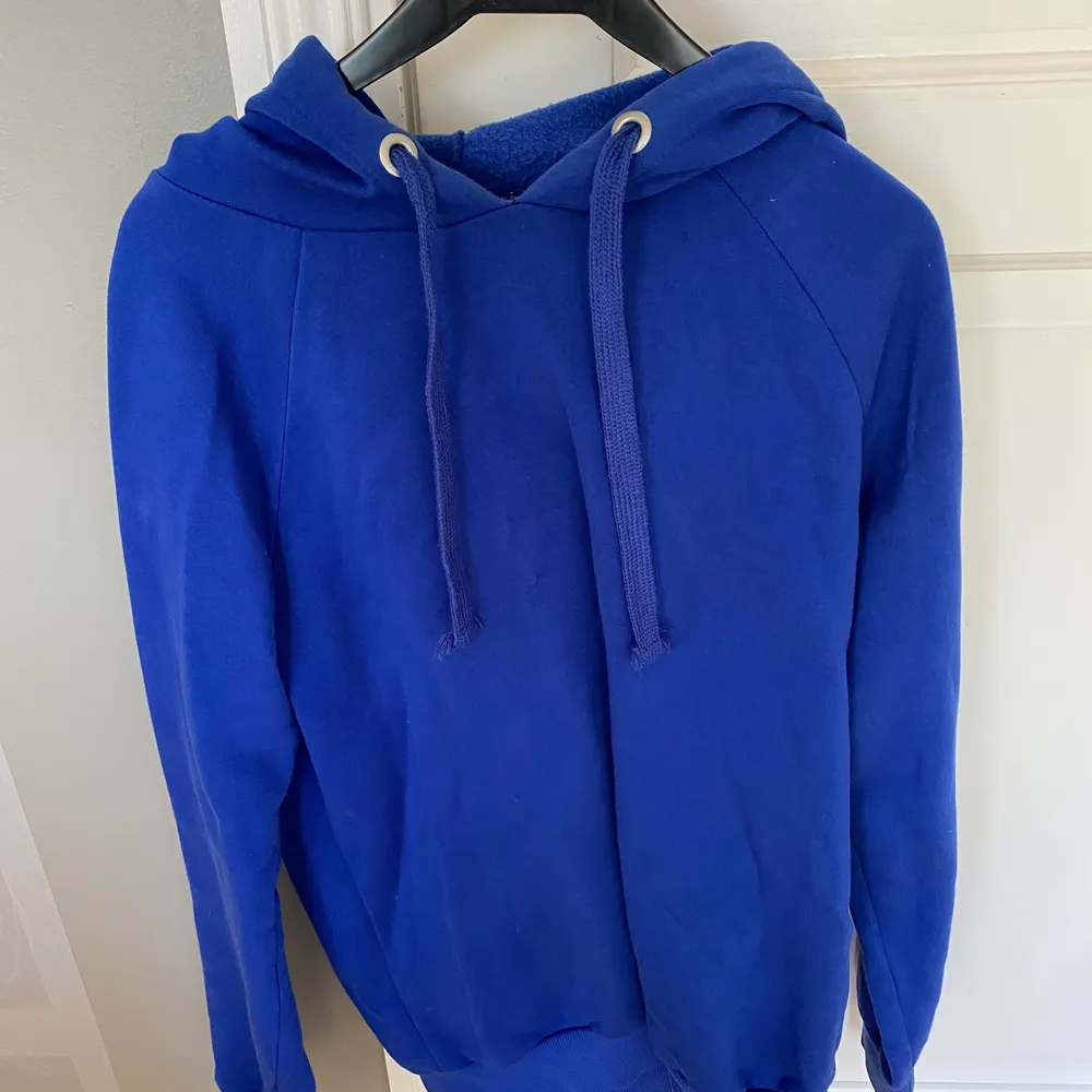 Fin blå hoodie från Gina Tricot i storlek M, är i bra skick! Säljer för använder den aldrig längre😊 100kr + frakt!. Hoodies.