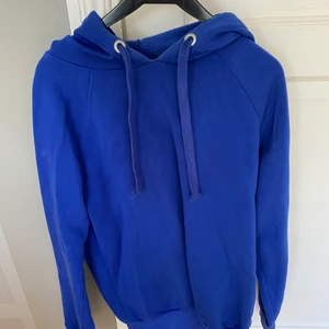 Blå Hoodie från Gina Tricot - Fin blå hoodie från Gina Tricot i storlek M, är i bra skick! Säljer för använder den aldrig längre😊 100kr + frakt!