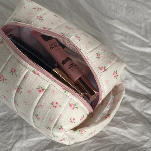 necessär 💕 - Sminkväska med foder och ljusrosa innertyg sydd av tyg köpt secondhand 💕