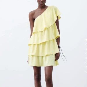 Zaraklänning - Säljer återigen denna klänningen fast denna gången i strl M, använt den en gång i någon timme bara. 