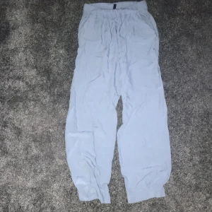 Blå byxor - Säljer dessa blå byxor ifrån hm liknar linne byxor men inte linne tyg! säljer dom för att dom är för korta för mig och inte min stil men dom är super sköna<3 ordinarie pris 100kr! Frakt kostar❣️