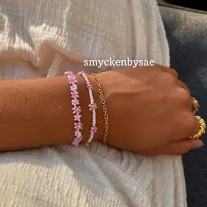 Super fina pärlade armband egengjorda av oss💗💗 🌸 Endast pärlor 39kr 🌸 Några blommor 59kr 🌸 Många blommor 69kr😊. Kolla gärna in våra andra annonser, 13kr frakt 🌸 