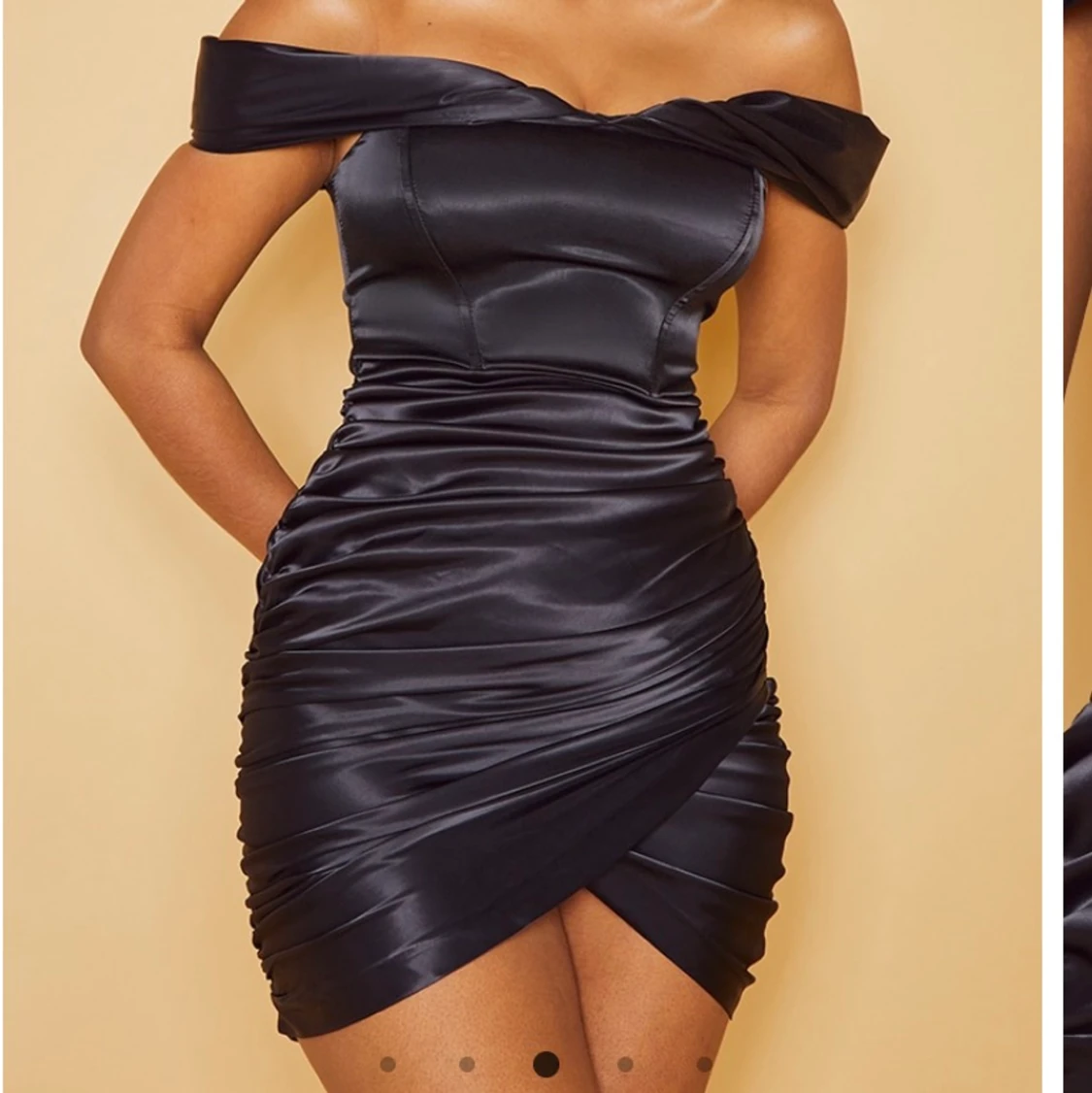 Svart satinklänning 