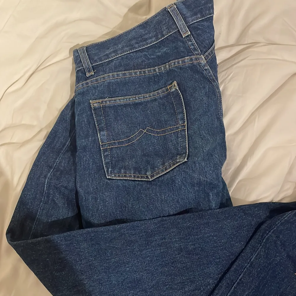 Säljer dessa jeans för de tyvär inte kommer till användning och de är lite för små för mig! Passar storlek 32/36,xxs/xs  men passar fortfarande i längden, Jag ör 160 ish 🙌💗🙌🙌 köpare står för frakt. Jeans & Byxor.
