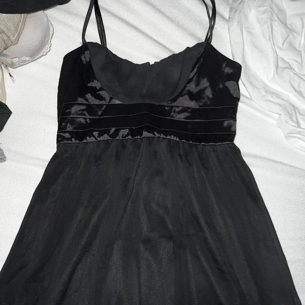 jättefin svart klänning som sitter fint på Möts upp i linköping (såklart gratis) eller fraktar med postnord, frakten betalas av den som köper.  Betalningen sker innan frakt isåfall. KOLLA IN MIN SIDA 🙏😚. Klänningar.