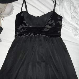 jättefin svart klänning som sitter fint på Möts upp i linköping (såklart gratis) eller fraktar med postnord, frakten betalas av den som köper.  Betalningen sker innan frakt isåfall. KOLLA IN MIN SIDA 🙏😚