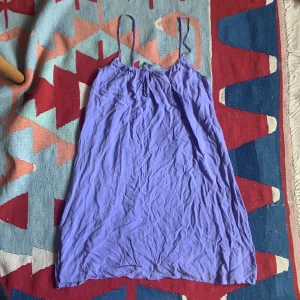 Lila sommarklänning/nattlinne - Lila sommarklänning, hade den på midsommar. Hade även varit fin som nattlinne. Sitter luftigt, hade passat både M och L.