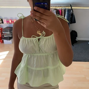 Grön volang topp - Säljer denna supersöta ljusgröna toppen från hm, aldrig använd, säljer den då de inte är min stil💕 köparen står för frakten❤️