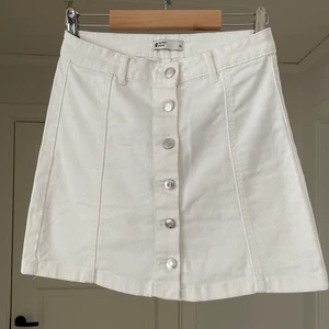 Vit jeanskjol - Vit jeanskjol men knappar från Gina Tricot. Bra skick.
