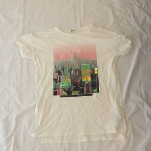 T-shirt med tryck - T-shirt med tryck från hm i stl 146/152 men passar xs. Använd men i bra skick, säljer för 20kr+frakt. Meddela gärna om du har några frågor❣️