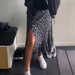 Kjol från & other stories - Använd ett få antal gånger, inga defekter. Nypris 990kr🦋💗 Köparen står för frakten