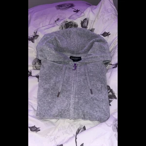 juicy couture  - grå juicy couture zipup tröja från nelly.com. nypris 1199kr. frakt 66kr, skickas spårbart