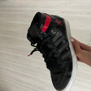 Adidas skor med strass - Storlek 39,5 , röd sula❤️