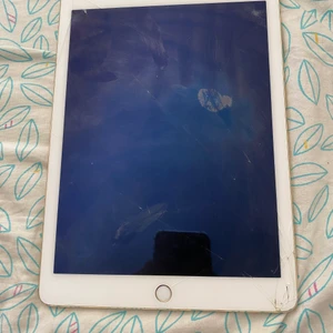 ✨iPad Air2 ✨ - Säljer en iPad Air2. Bra skick förutom några sprickor i högra hörn. 64GB.batteri hälsan är bra och håller länge. Hör av er vid frågor och intresse!