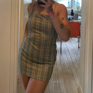 klänning från pull & bear - söt klänning från pull & bear med dragkedja i bak. sparsamt använd