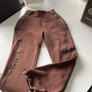 Oanvänd helt nytt Byxa  - Köpte den från Manire de voir, brun 65% cotton 35% polyester, den är helt nya och inte användt, storleken lite mindre än EU normala storlek men den är jätte fin sitter perfekt därför köpte jag exakt likadant igen i storlek XL.