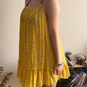 Otroligt fin och vacker gul fallande klänning med blommor. Perfekt nu under sommaren och är perfekt över en bikini. Den är lite genomskinlig i vissa ljus då det är en strandklänning. Bra kvalitet💕