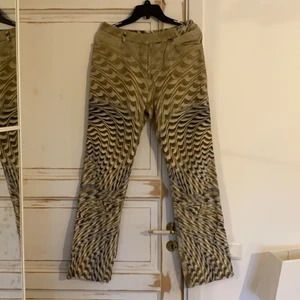 Drippy vintage jeans med tryck sfizio - Super coola jeans från Sfizio, strl saknas men uppskattas till 28/29🦋🐛 it’s giving vintage cavalli