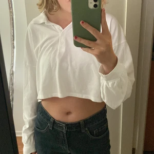 Vit kroppad långärmad pikétröja från BikBok - Säljer denna fina kroppade pikétröja från BikBok eftersom att den tyvärr inte används. Den är i jättebra skick. Köparen står för frakt :)