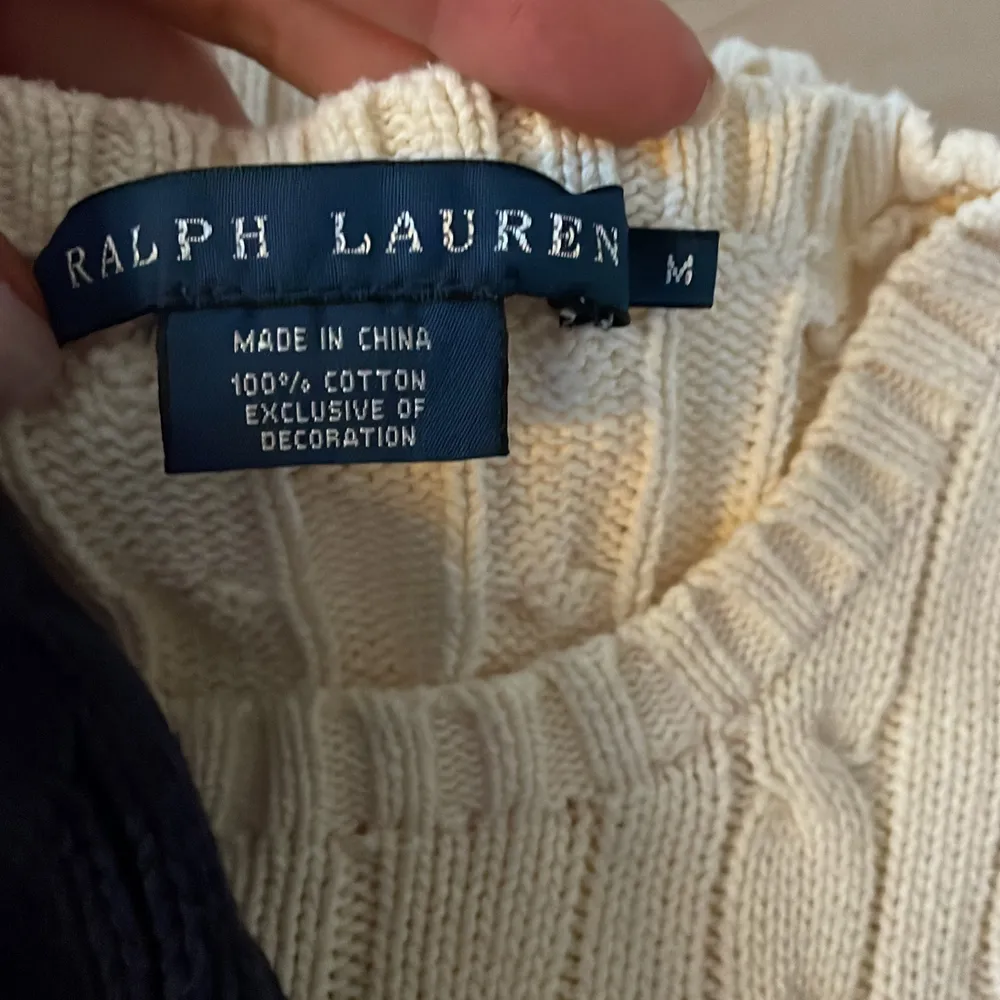 Säljer 2st kabelstickade Ralph Lauren tröjor i vit (medium) och i marinblå (small). Skulle säga att de uppfattas som samma storlek. Nypris ca 1500kr/st.  300kr/st eller 500kr för båda.. Stickat.